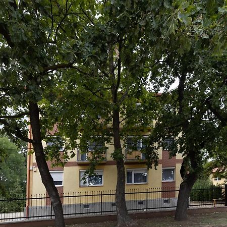 Angolkert Panzio Teglas Esterno foto