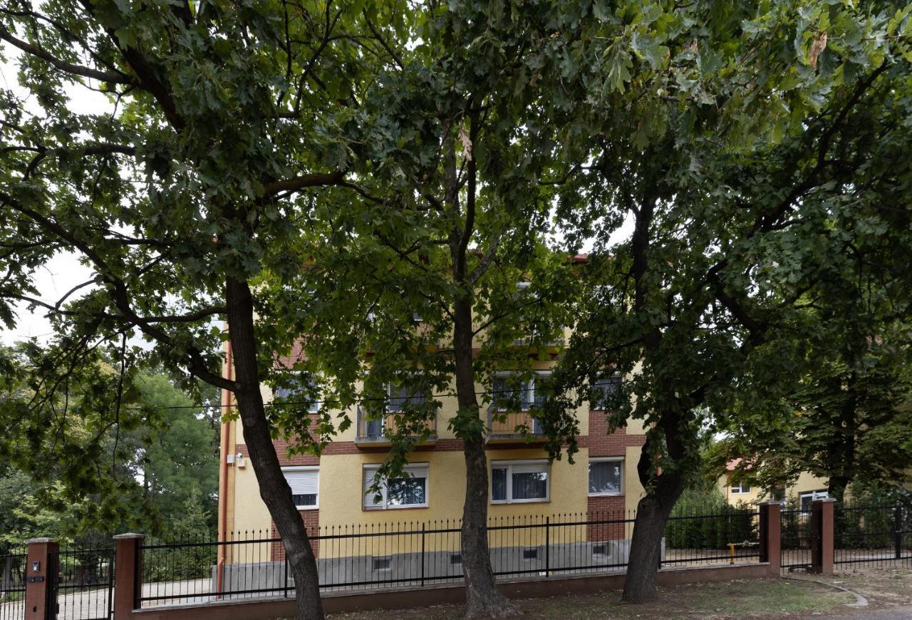 Angolkert Panzio Teglas Esterno foto